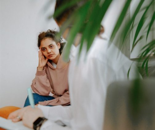 Vrouw in gesprek met therapeut